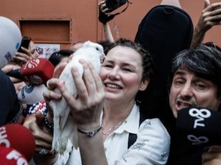 Deniz Seki'nin kolyesi mesaj yüklü