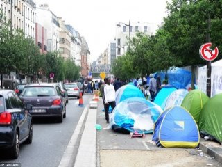 Paris caddelerinde mülteci çadırları