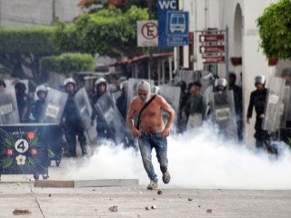 Meksika'da halkla polis çatıştı
