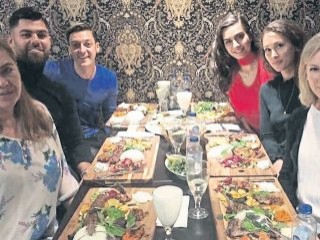 Mesut Özil Amine'nin ailesini ağırladı