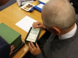 Alman maliye bakanına 100 Euro sürprizi