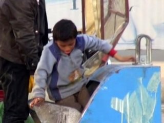 Yer altı konteynerinden oğluna atık toplattı