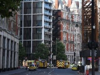 Londra'da 12 katlı otelde yangın çıktı