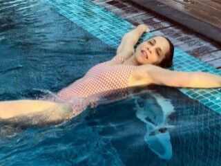 Sertab Erener'den havuz pozu