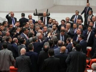Meclis'te FETÖ kavgası