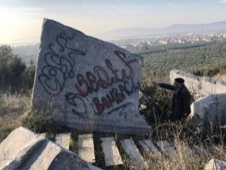 2200 yıllık lahde sprey boyayla yazı yazdılar