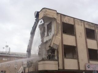 Erzincanlılar yıkılan binayı film izler gibi izledi