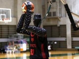 Toyota üçlük atabilen yeni basket robotunu tanıttı