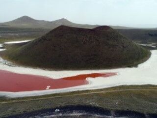 Meke Gölü bakterilerden kırmızıya döndü