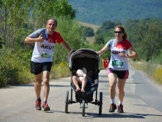 Bursa'da bebekleriyle birlikte dostluk koşusundalar