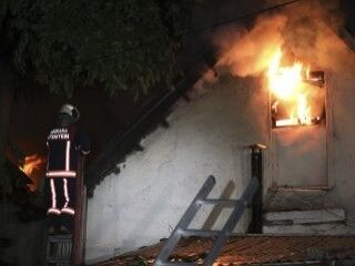 Yaşlı adamı yangından beslediği kediler kurtardı