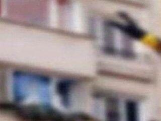 Cinsel ilişkiye girerken balkondan düşüp can verdi