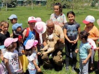 Kayseri'de yavru aslanı, bakıcılar besliyor