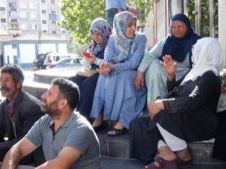 HDP binasının önünde eylem yapan aileler koruma altında