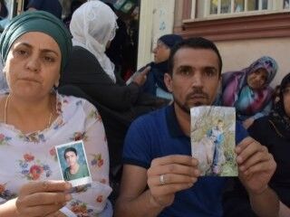 Diyarbakır'da HDP önünde ailelerin nöbeti sürüyor