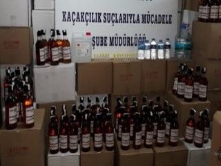 İzmir'de 4 bin 600 şişe sahte içki ele geçirildi