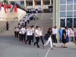 Kadıköy'de yeni öğrenciler simit atılarak karşılandı