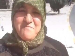 Sesli yaya uyarı cihazına cevap veren teyze