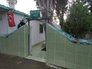 Türbenin ve tuvaletlerin kapısı çalındı