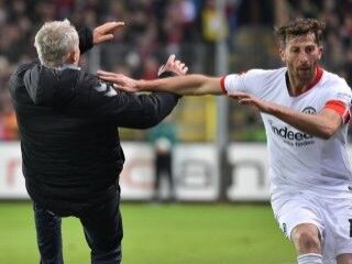 Bundesliga'da futbolcu, teknik direktöre omuz attı