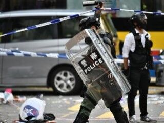 Hong Kong'da polisin göstericiyi vurduğu an