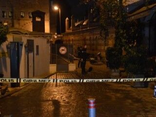 Karaköy'de cami yanında bir erkek cesedi bulundu