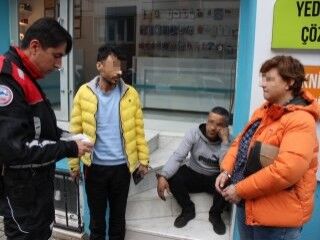 Zehir taciri ile kullanıcılarına cami önünde baskın