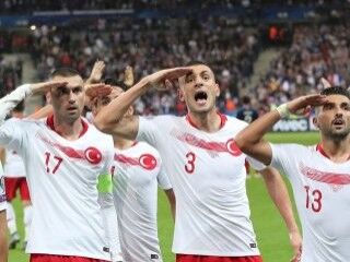 UEFA asker selamına ceza vermedi