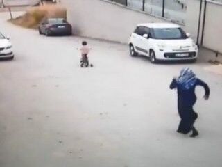 Yokuş aşağı hızlıca giden minik kızın annesi şoka girdi