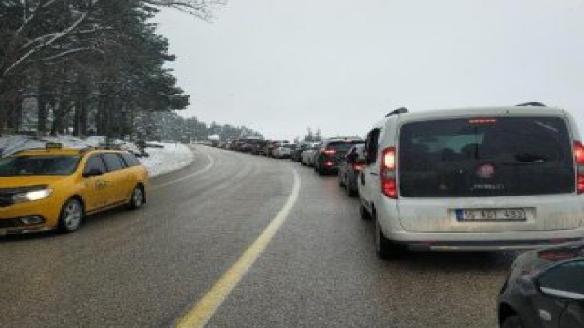 Uludağ'a tatilci akını; 5 kilometre araç kuyruğu oluştu