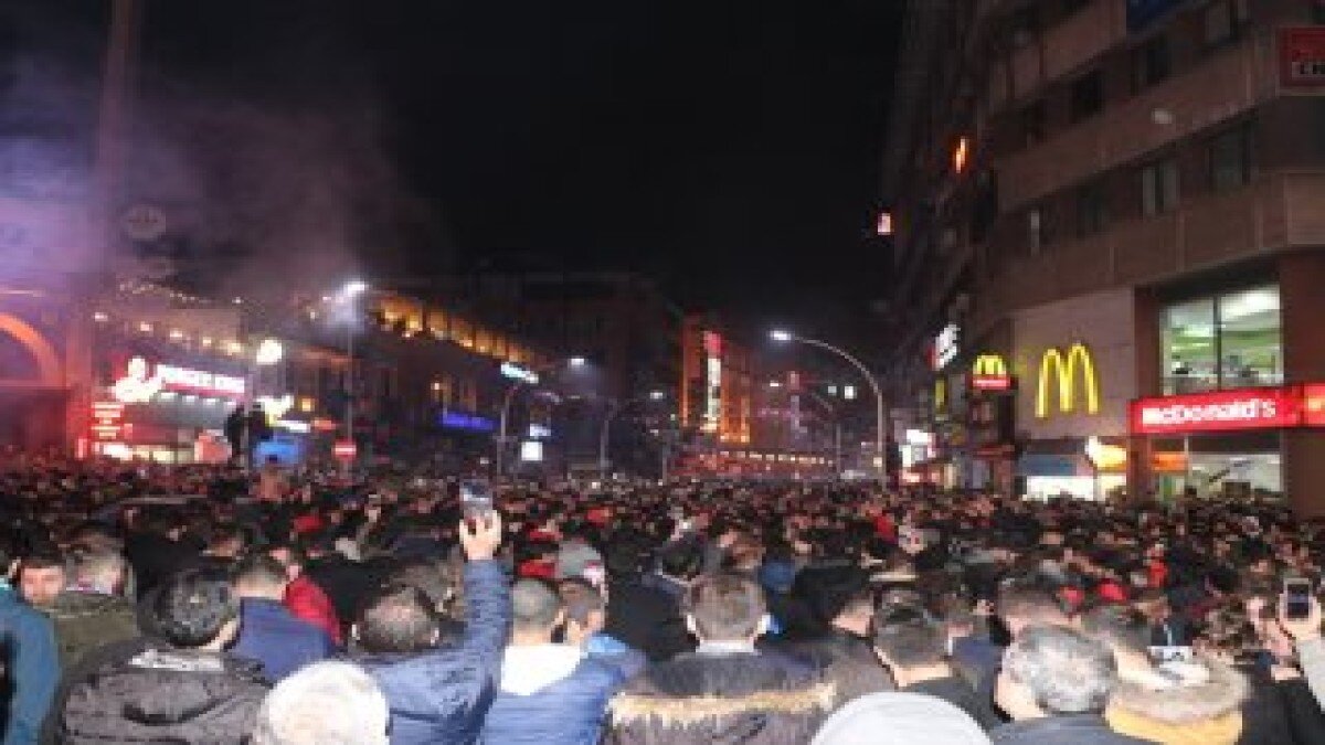 Trabzonspor taraftarları, Fenerbahçe galibiyetini kutladı