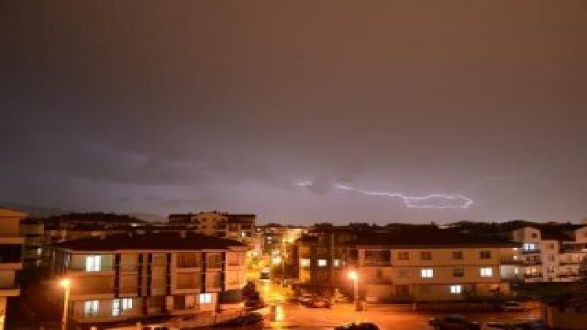 Aksaray'da yıldırımla Türkiye haritası oluştu