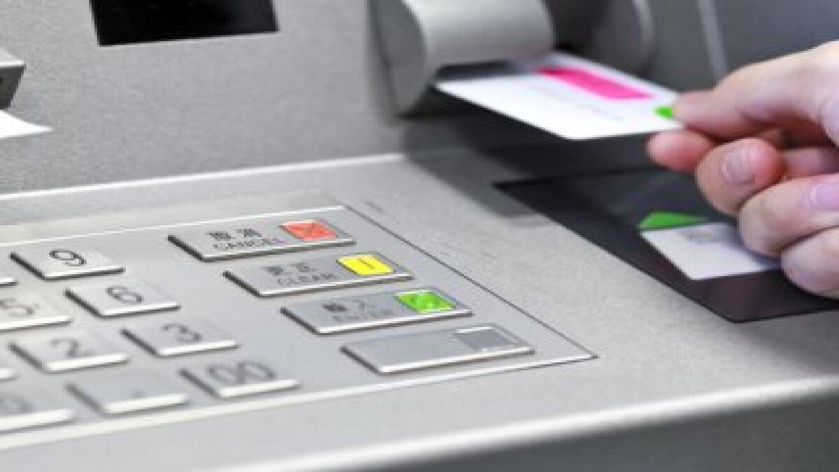 Müşterilerin 1,5 milyon lirasını başka hesaplara aktardı