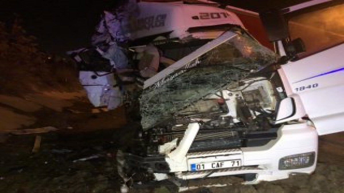 Ankara'da yol kenarındaki tıra başka tır çarptı: 2 ölü