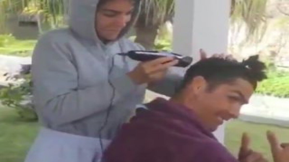 Ronaldo saçlarını sevgilisi Georgina'ya kestirdi