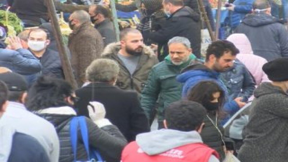 Avcılar'daki semt pazarında yoğunluk