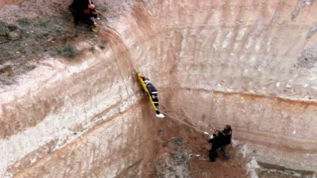 Selfie çekmek isterken kayalıklardan düştü