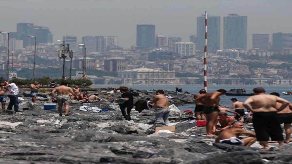 İstanbullu Boğaz'da serinledi