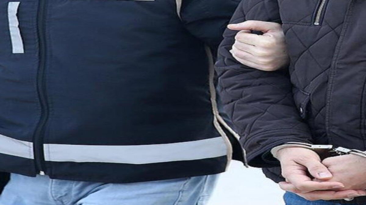 Dernek başkanının aracından 2 kilo uyuşturucu çıktı