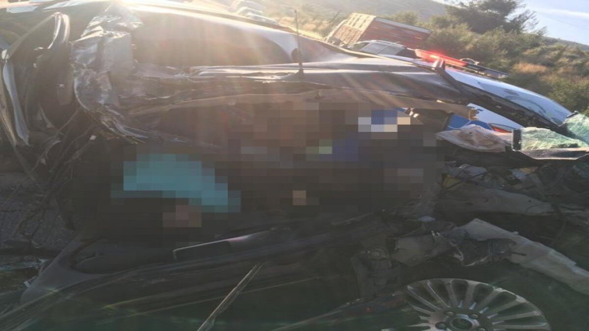 TEM’de otomobil tıra çarptı: 3 ölü, 1 kişi yaralandı