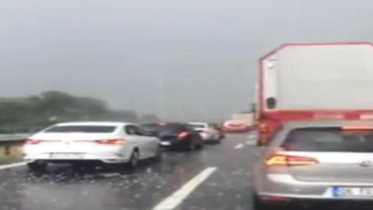 Bolu'da yağan dolu TEM'de ulaşımı aksattı