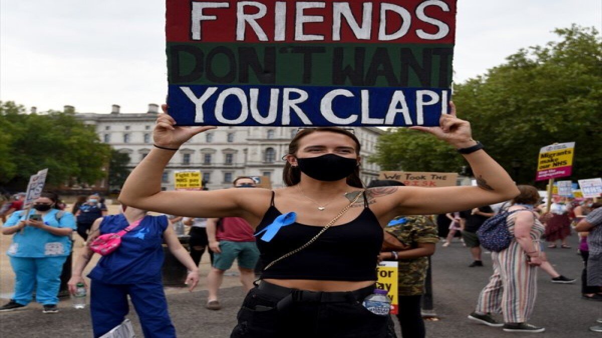 İngiltere'nin başkentinde hemşirelerin zam protestosu