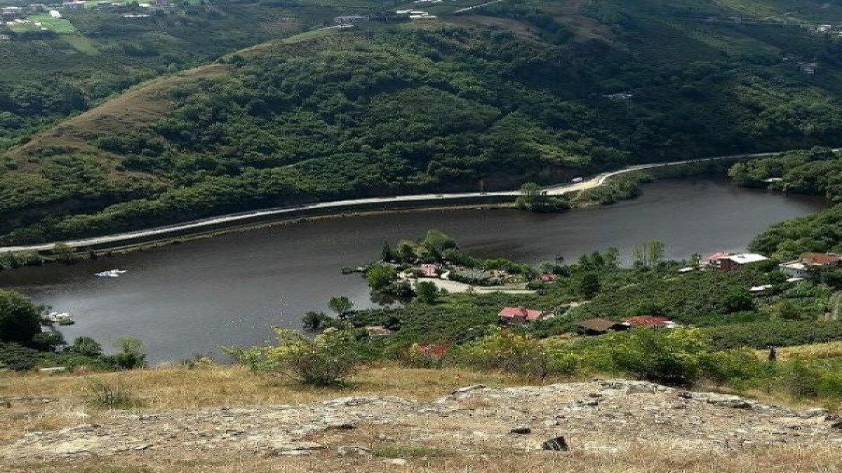 Trabzon'daki Sera Gölü'nün üstü siyah tabakayla kaplandı