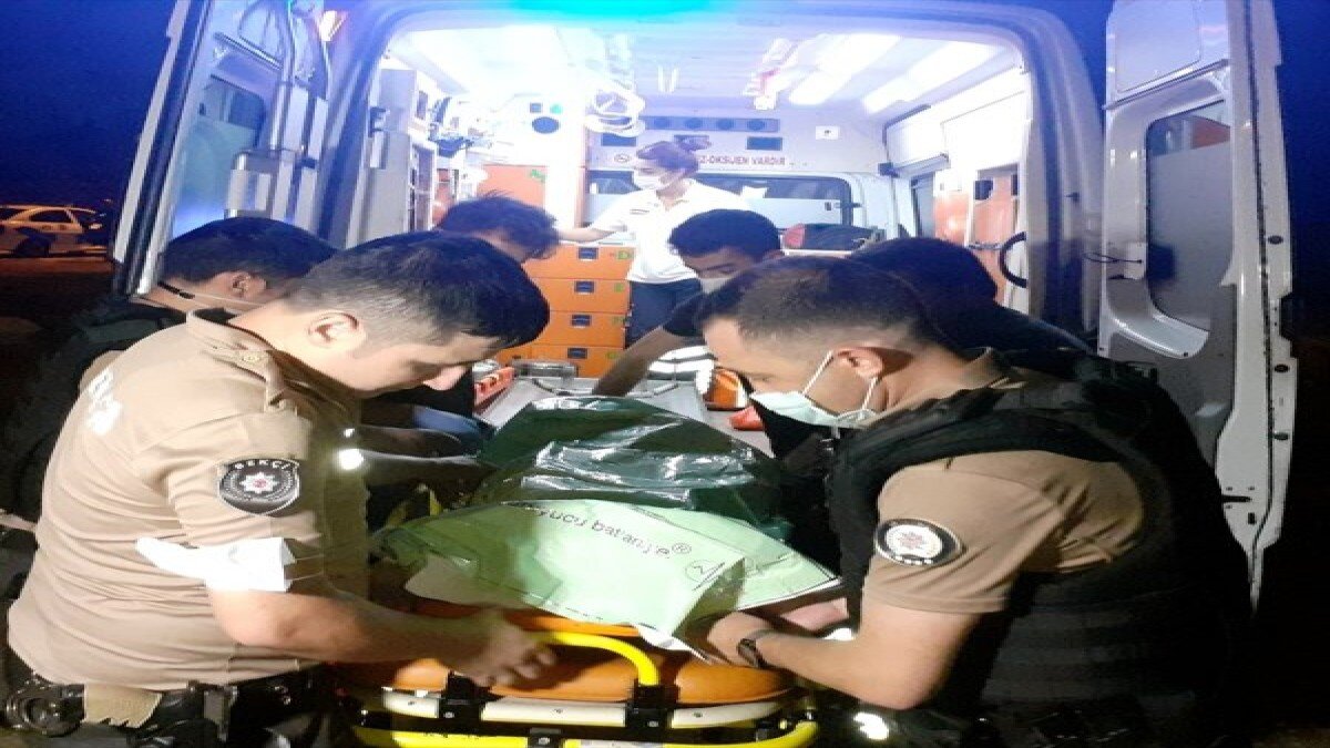 Silivri'de polis memuru, genç kızın hayatını kurtardı