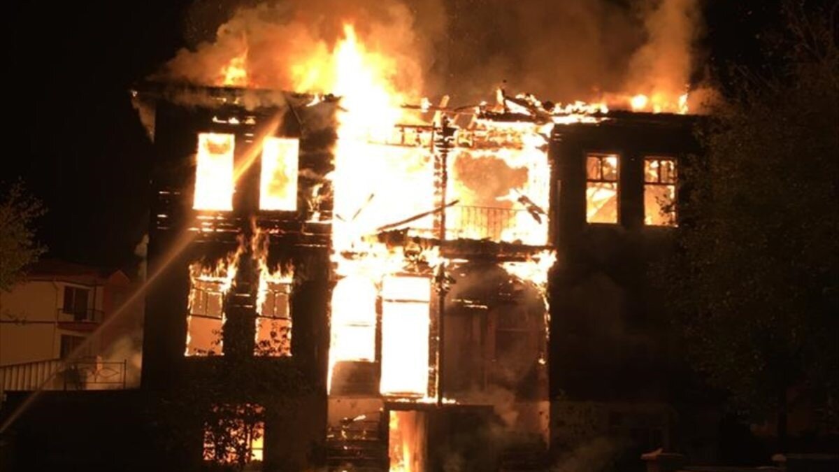 Bartın'da tarihi bina yangında kullanılamaz hale geldi