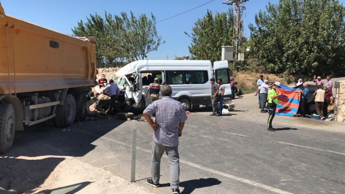 Adıyaman’da minibüs ile kamyon çarpıştı: 1 ölü, 19 yaralı