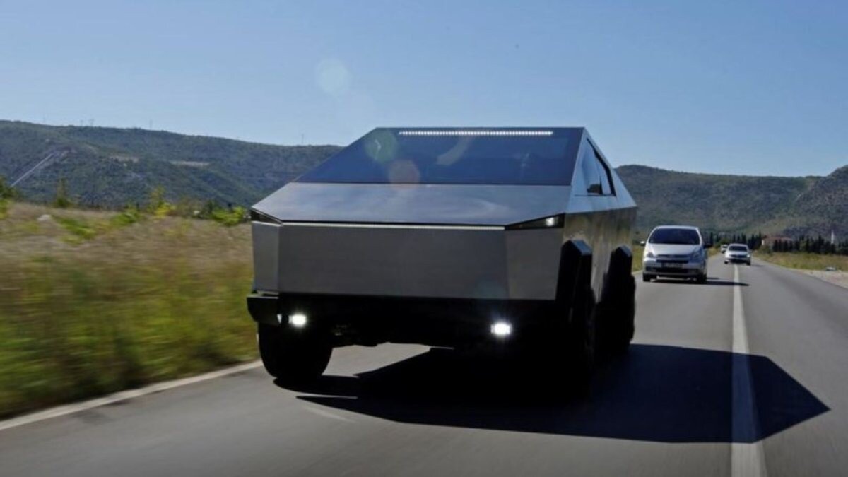 Tesla'nın merak uyandıran elektrikli aracı Cybertruck'a Balkanlar'dan rakip geldi