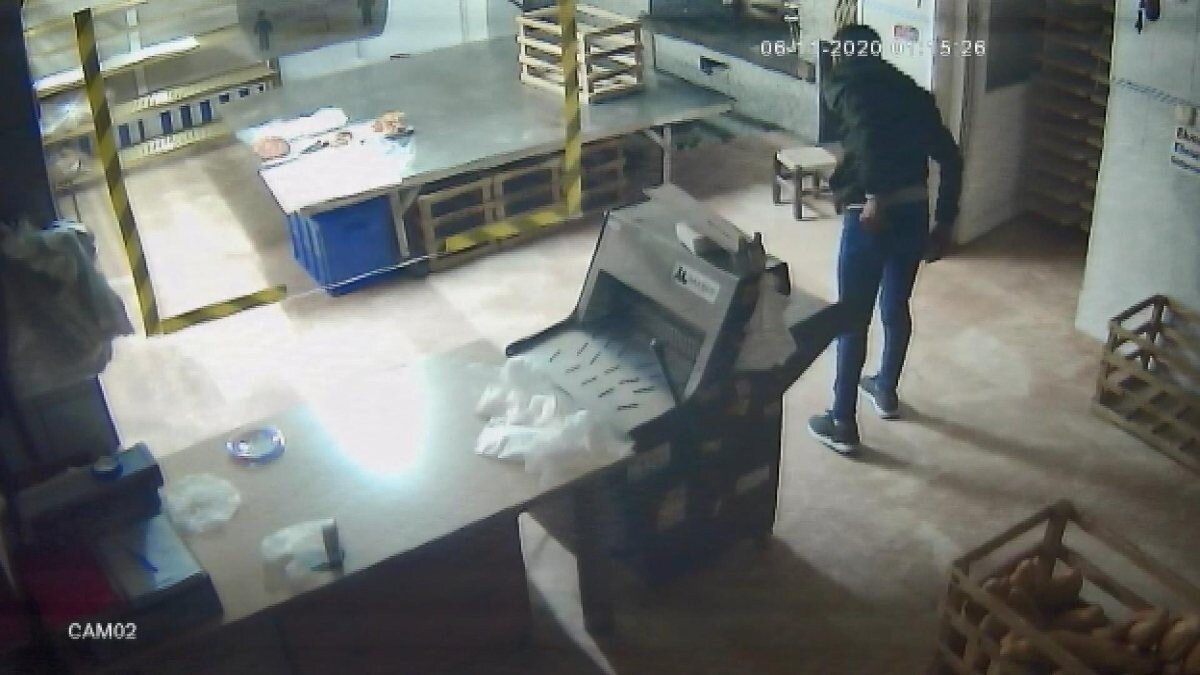 Esenyurt'ta ekmek fırınında hırsızlık yaptı