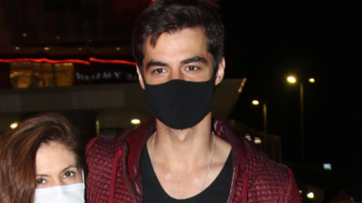 Berk Atan annesiyle yemekte