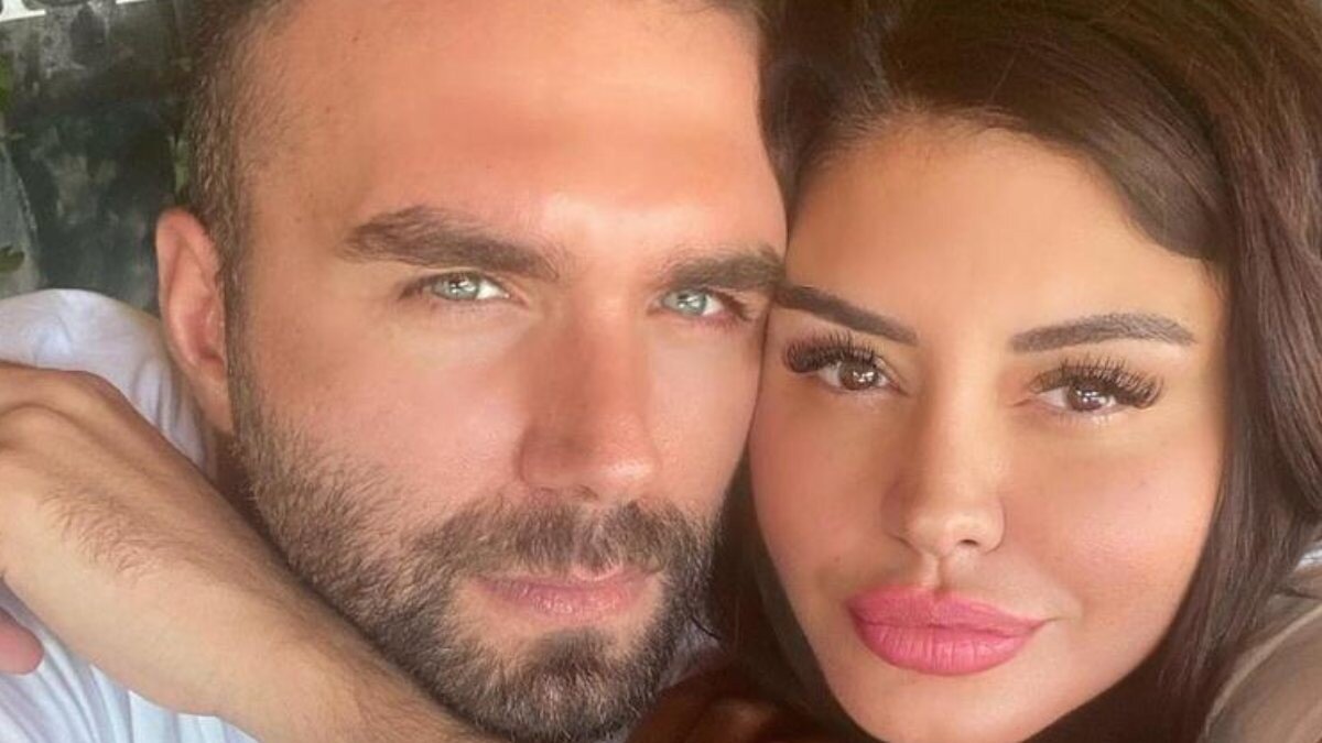 Ebru Polat, nişanlandı